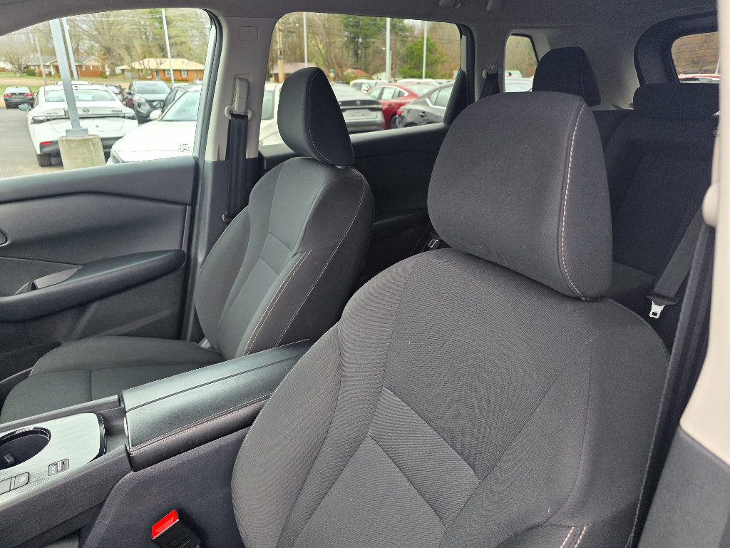 Used 2024 Nissan Rogue S image 11