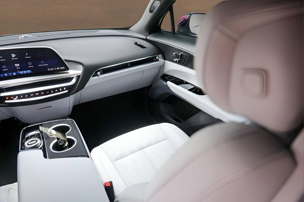 Used 2025 Cadillac Lyriq Luxury RWD image 27