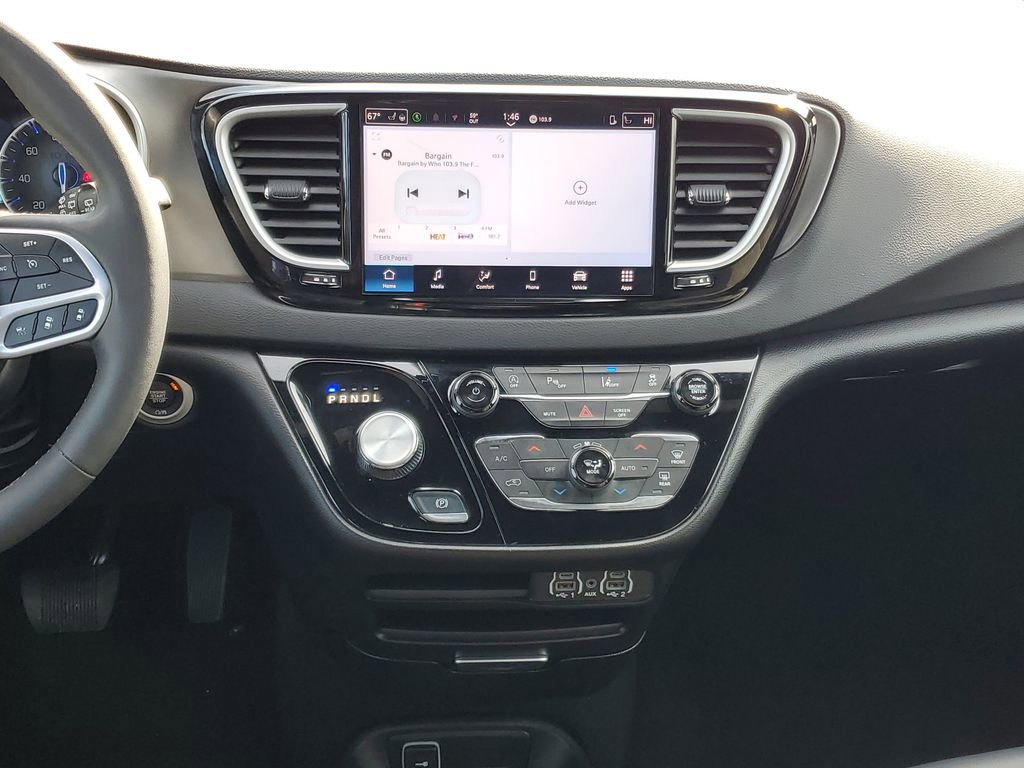 Used 2025 Chrysler Pacifica Select image 28