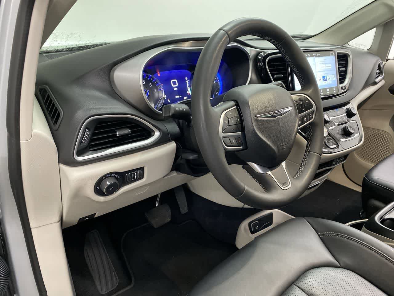 Used 2024 Chrysler Pacifica Touring-L FWD image 2
