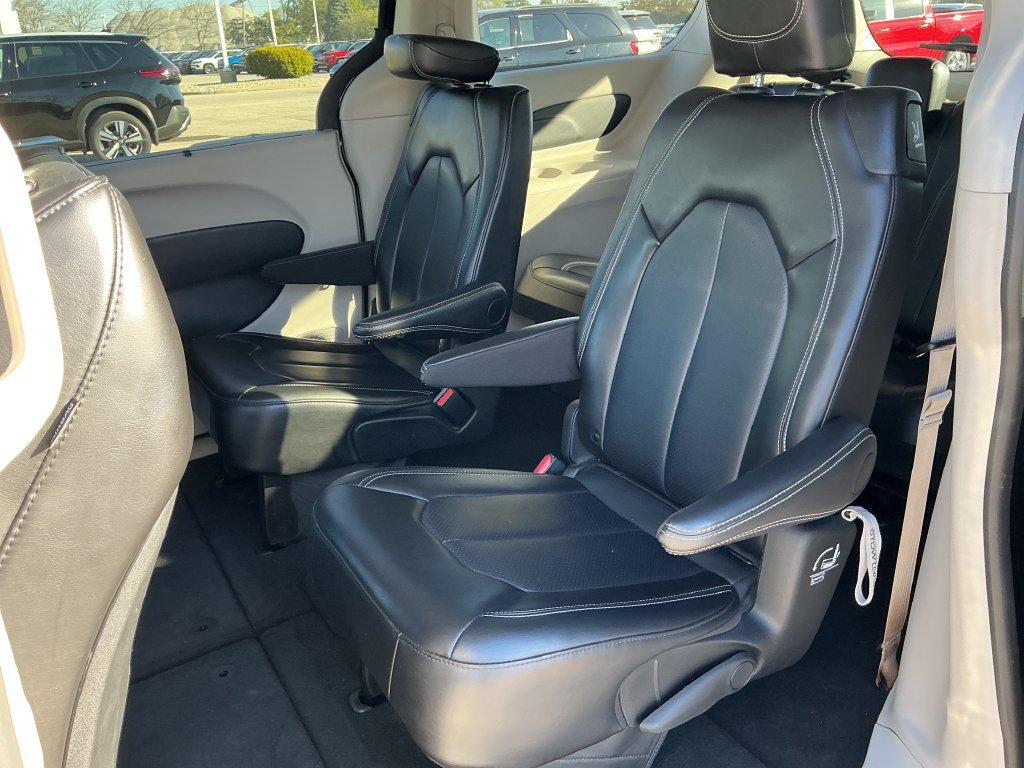 Used 2024 Chrysler Pacifica Touring-L FWD image 23