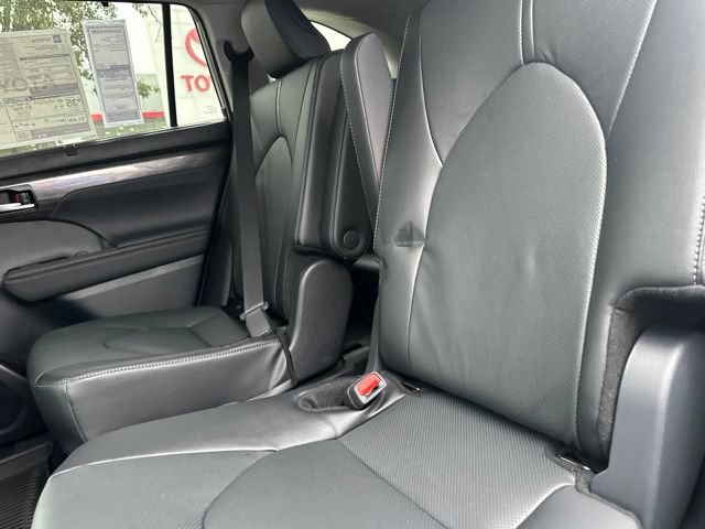 Used 2026 Toyota Highlander Limited AWD/4WD image 7