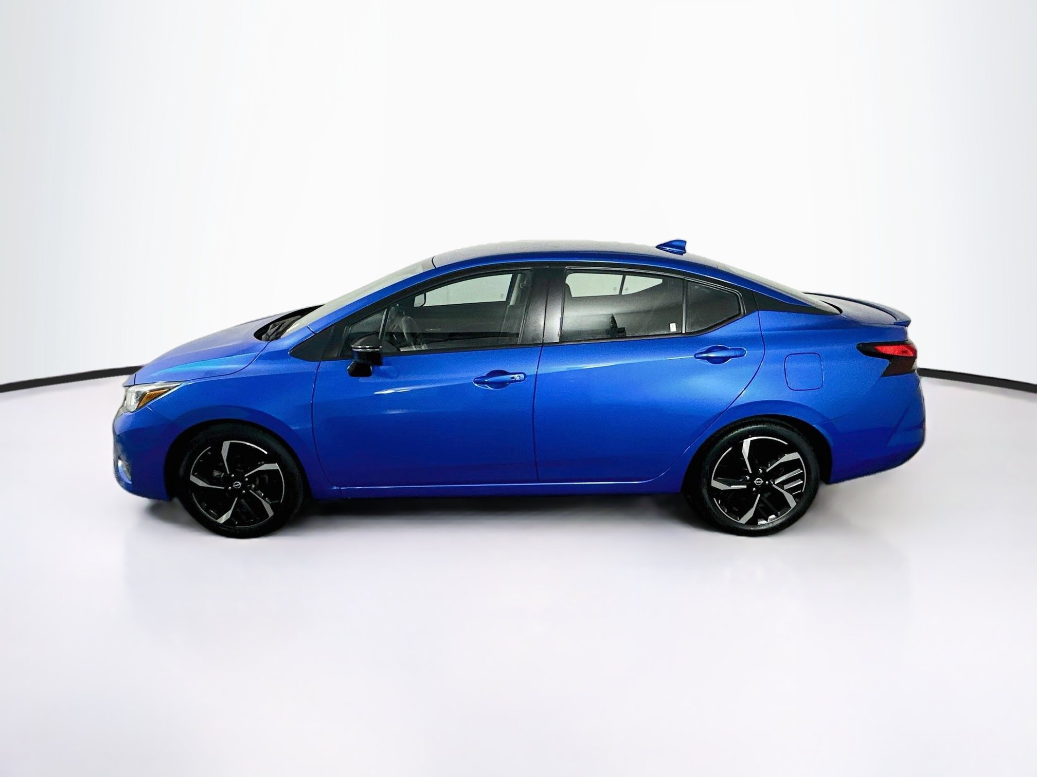 Used 2024 Nissan Versa SR FWD image 4