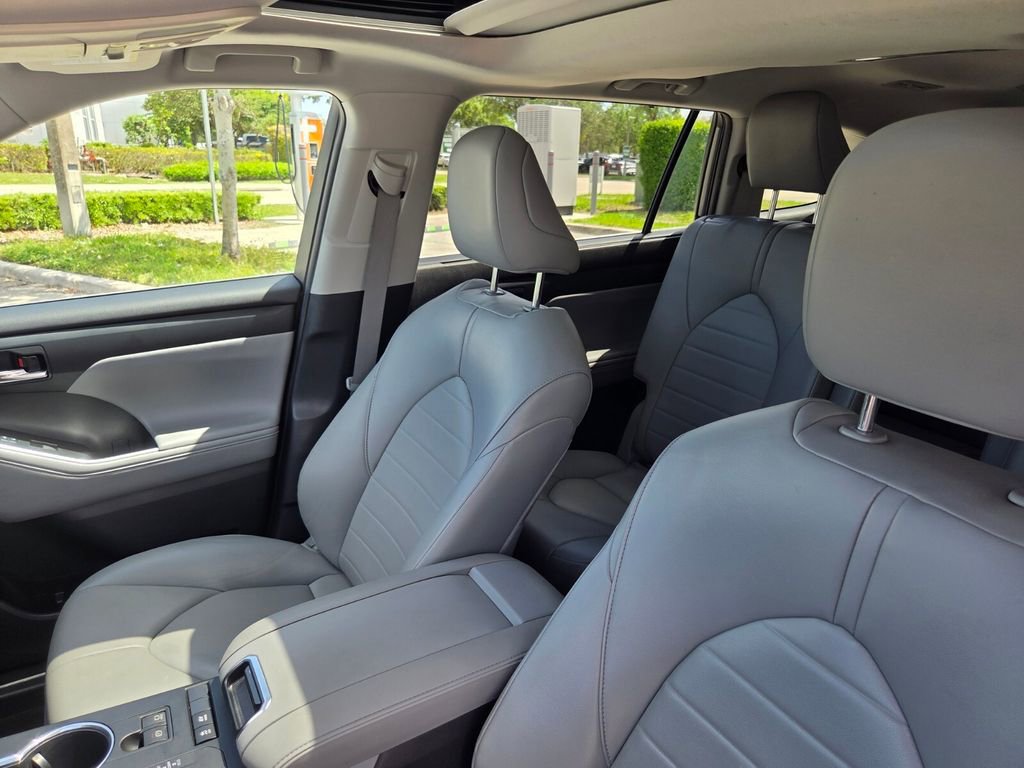 Used 2022 Toyota Highlander XLE image 23