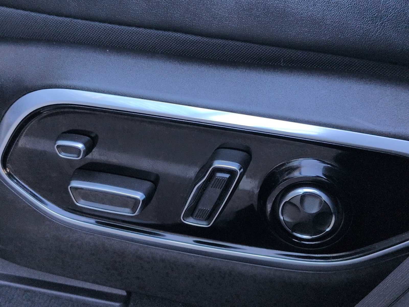 Used 2024 Jeep Grand Cherokee Overland w/ Luxury Tech Group IV image 17