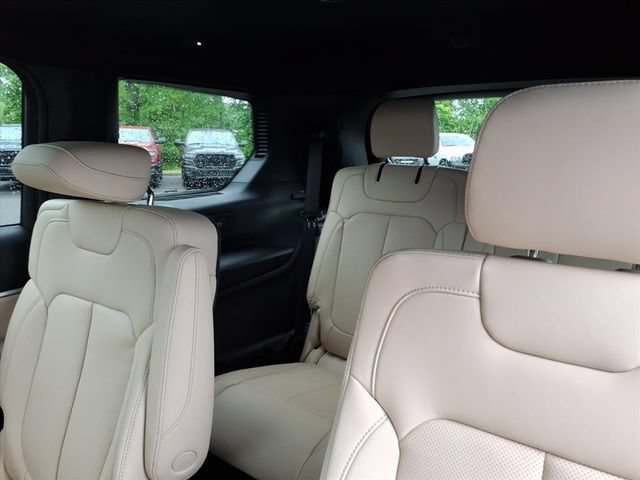 New 2026 Jeep Grand Cherokee L Limited w/ Luxury Tech Group II AWD/4WD image 14