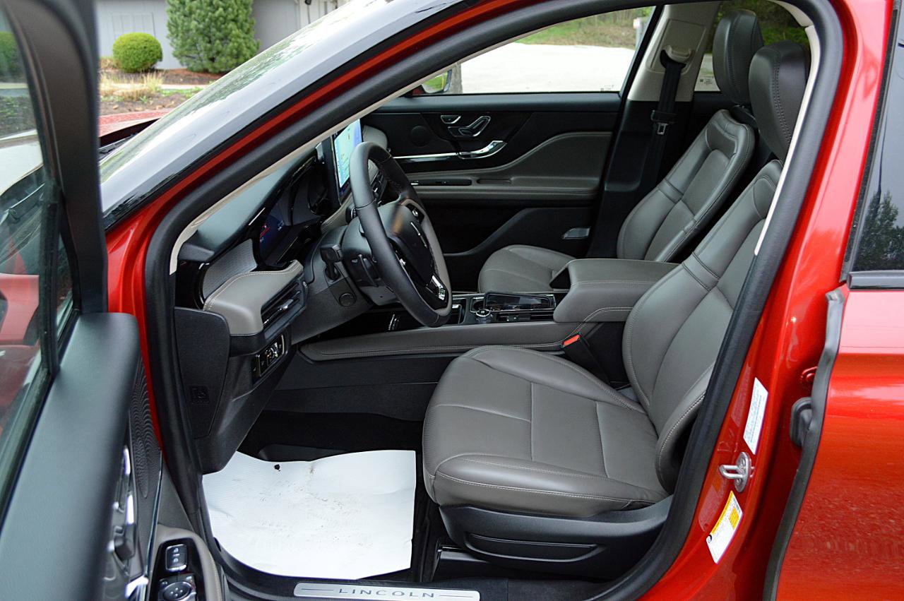 Used 2023 Lincoln Corsair AWD w/ Equipment Group 101A image 13