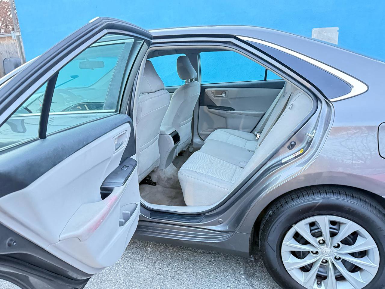 Used 2015 Toyota Camry LE FWD image 12