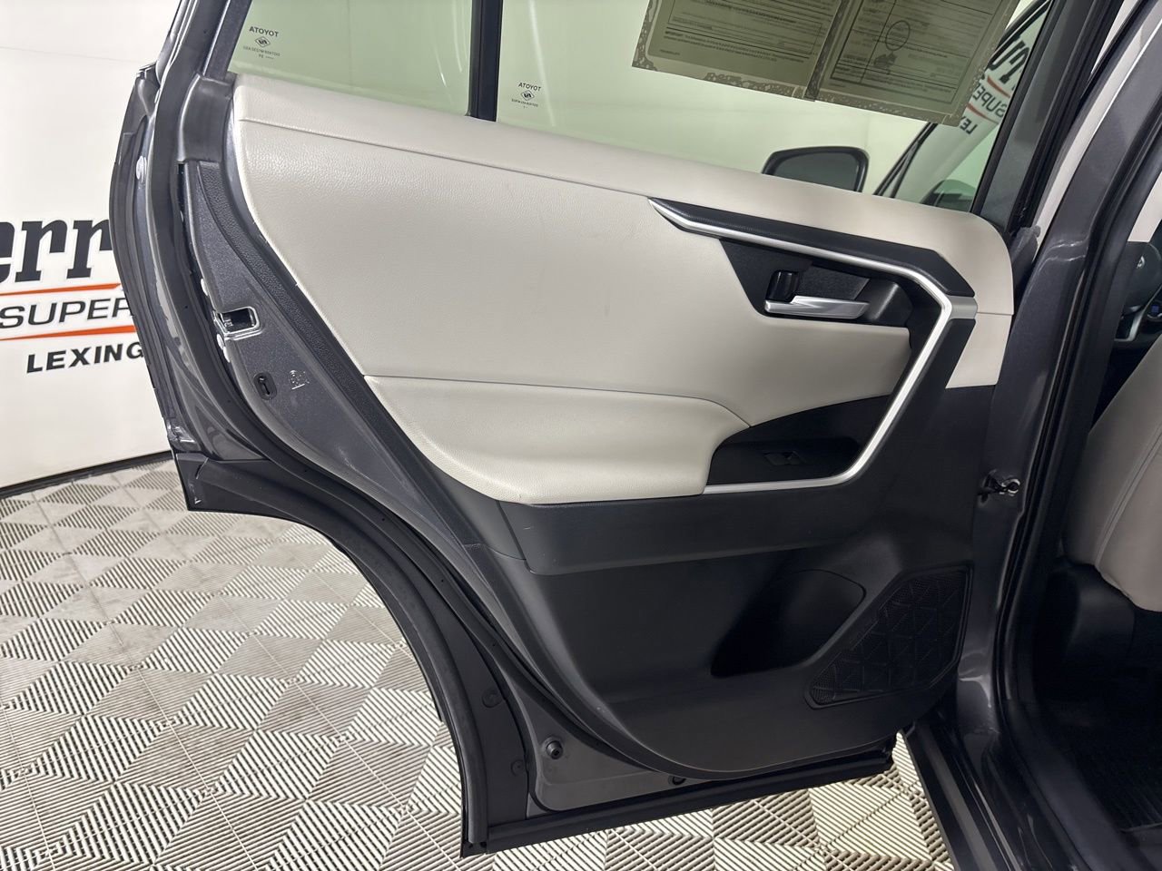 Used 2021 Toyota RAV4 XLE w/ Convenience Package image 23