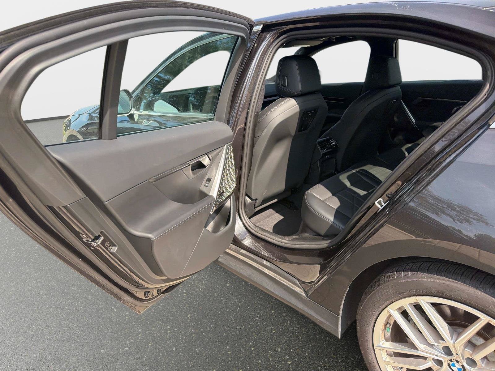 Used 2025 BMW 530i w/ Premium Package RWD image 11
