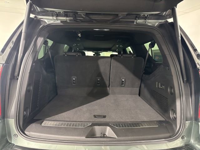 Used 2023 Chevrolet Suburban Z71 w/ Luxury Package AWD/4WD image 9