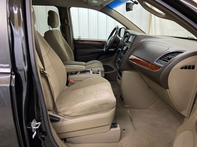 Used 2014 Chrysler Town & Country Touring FWD image 32