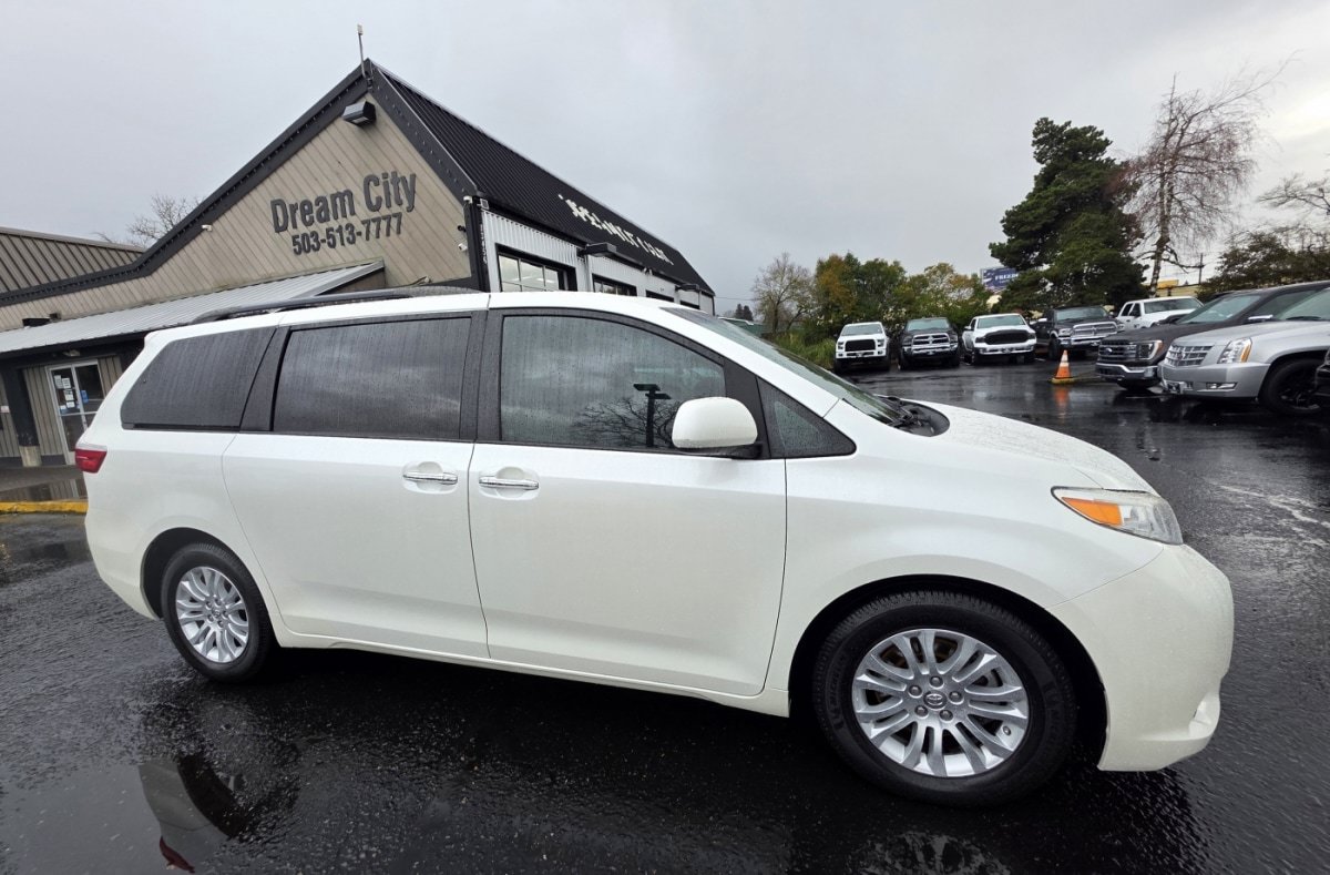 Used 2015 Toyota Sienna XLE w/ XLE Navigation Package FWD image 2