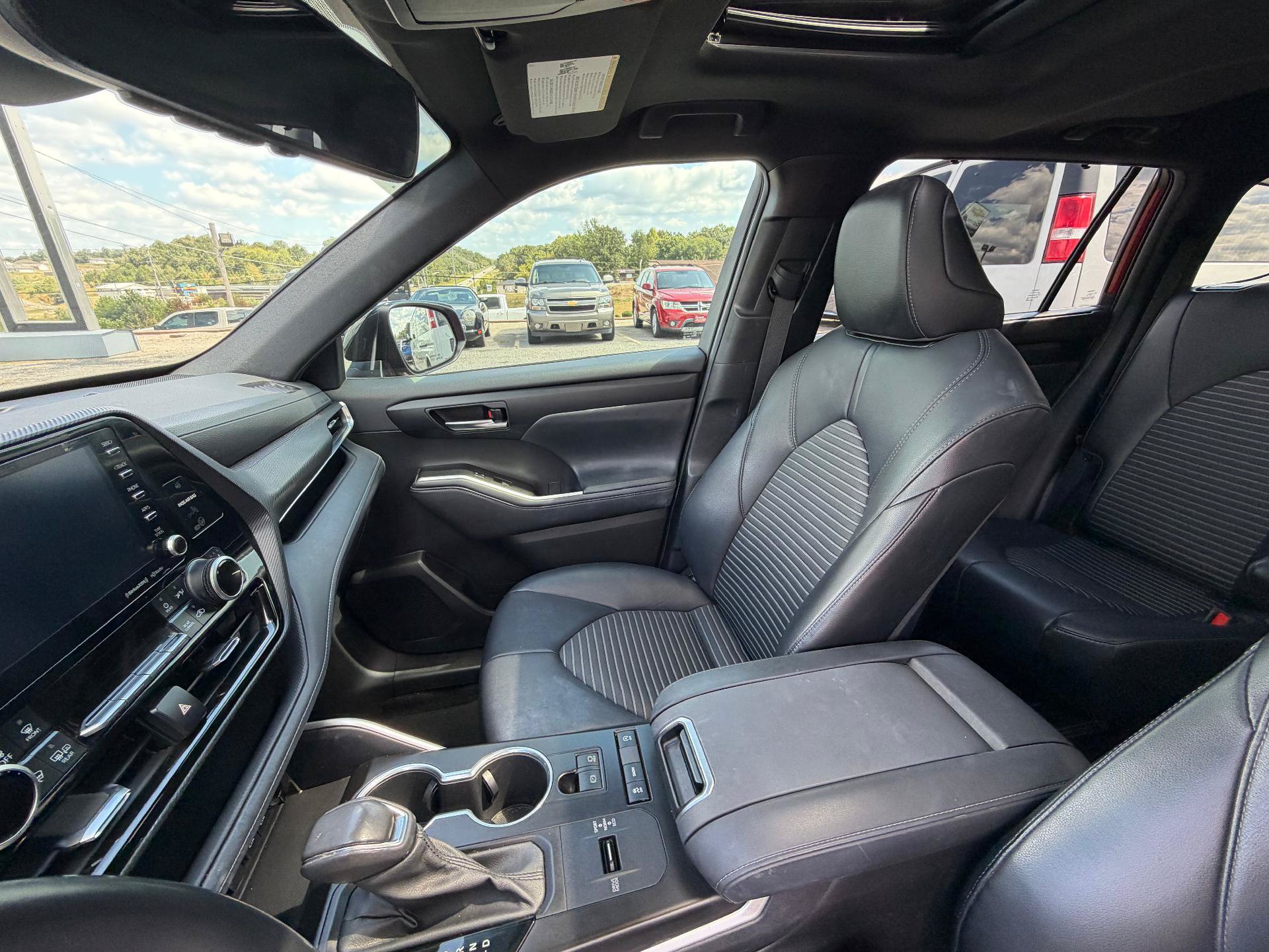 Used 2021 Toyota Highlander XSE FWD image 12