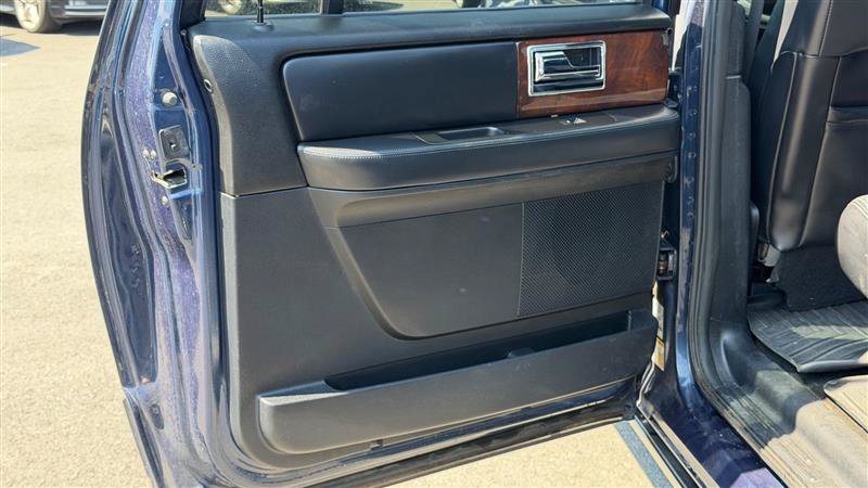 Used 2016 Lincoln Navigator L Select AWD/4WD image 39