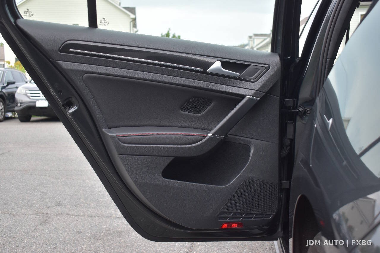 Used 2017 Volkswagen GTI SE FWD image 10