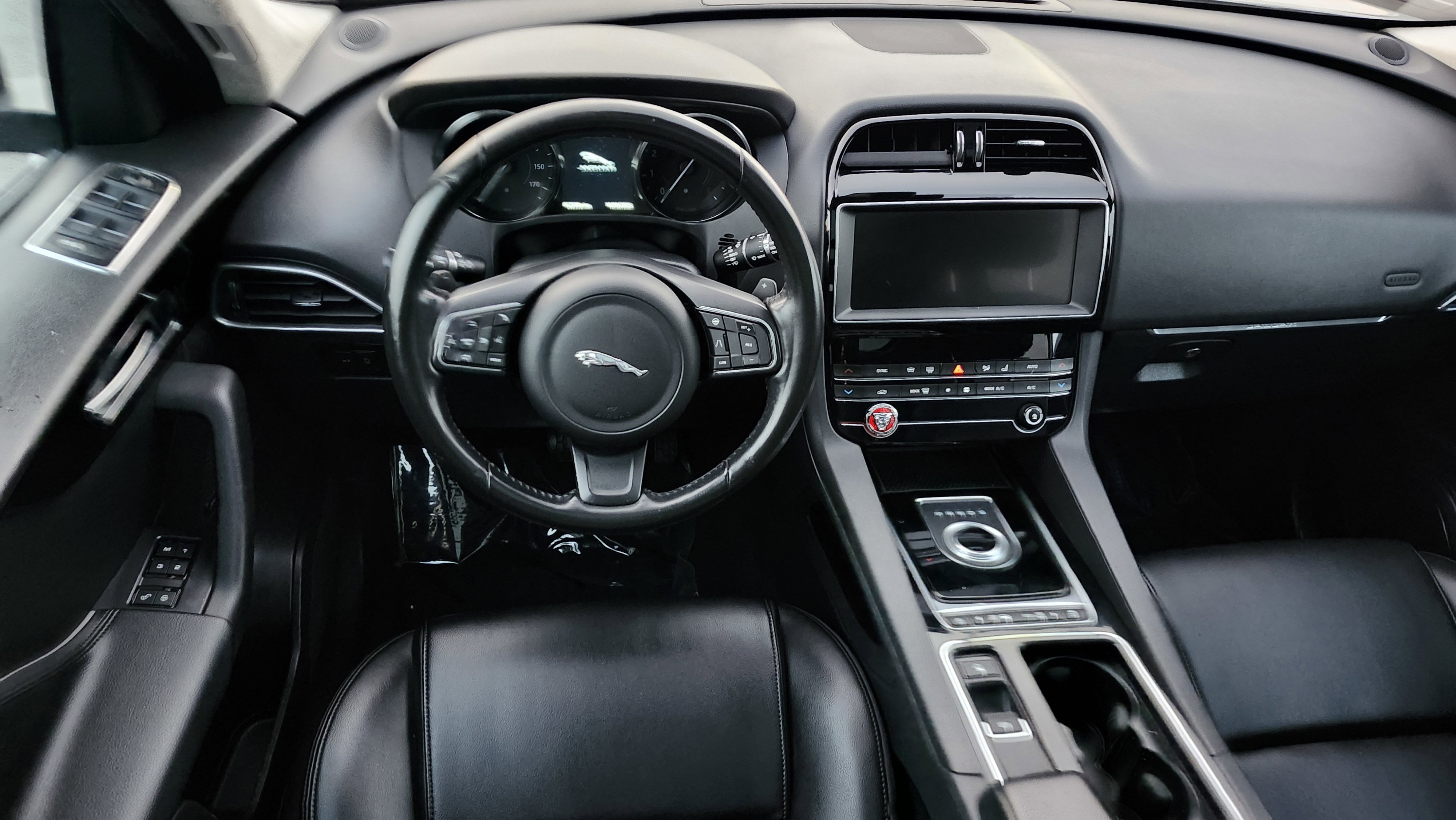 Used 2020 Jaguar F-PACE Premium image 22