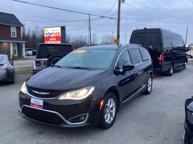 Used 2018 Chrysler Pacifica Touring-L Plus w/ Tire & Wheel Group image 1