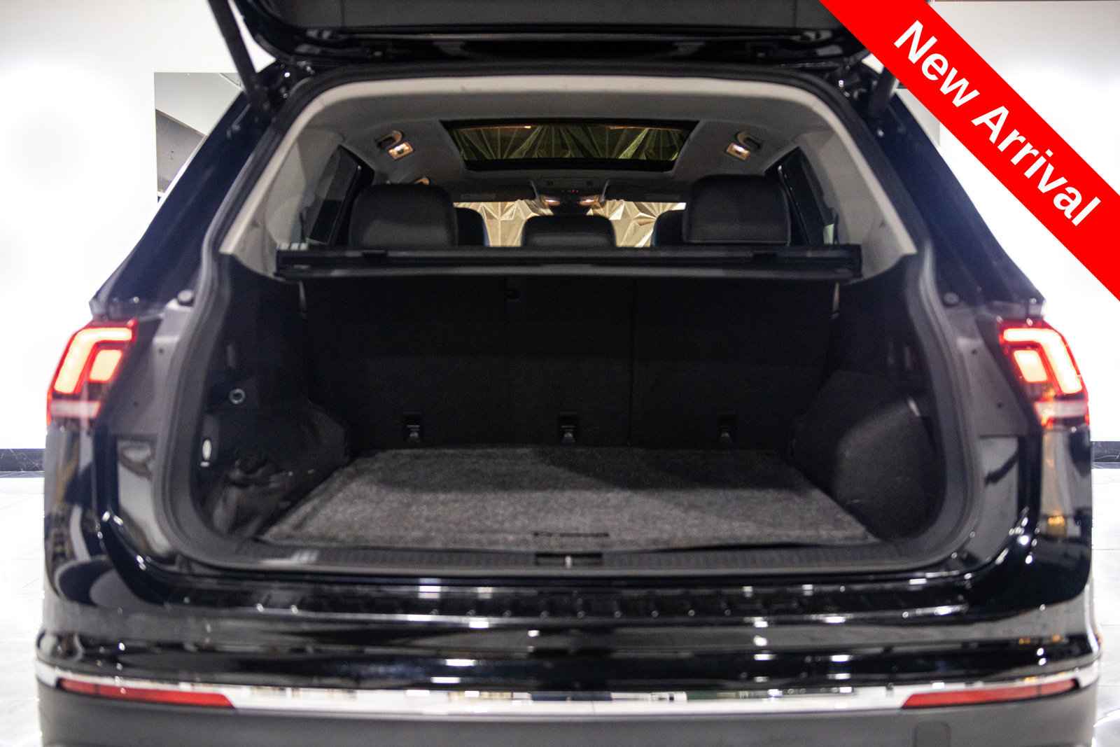 Used 2024 Volkswagen Tiguan SE AWD/4WD image 25