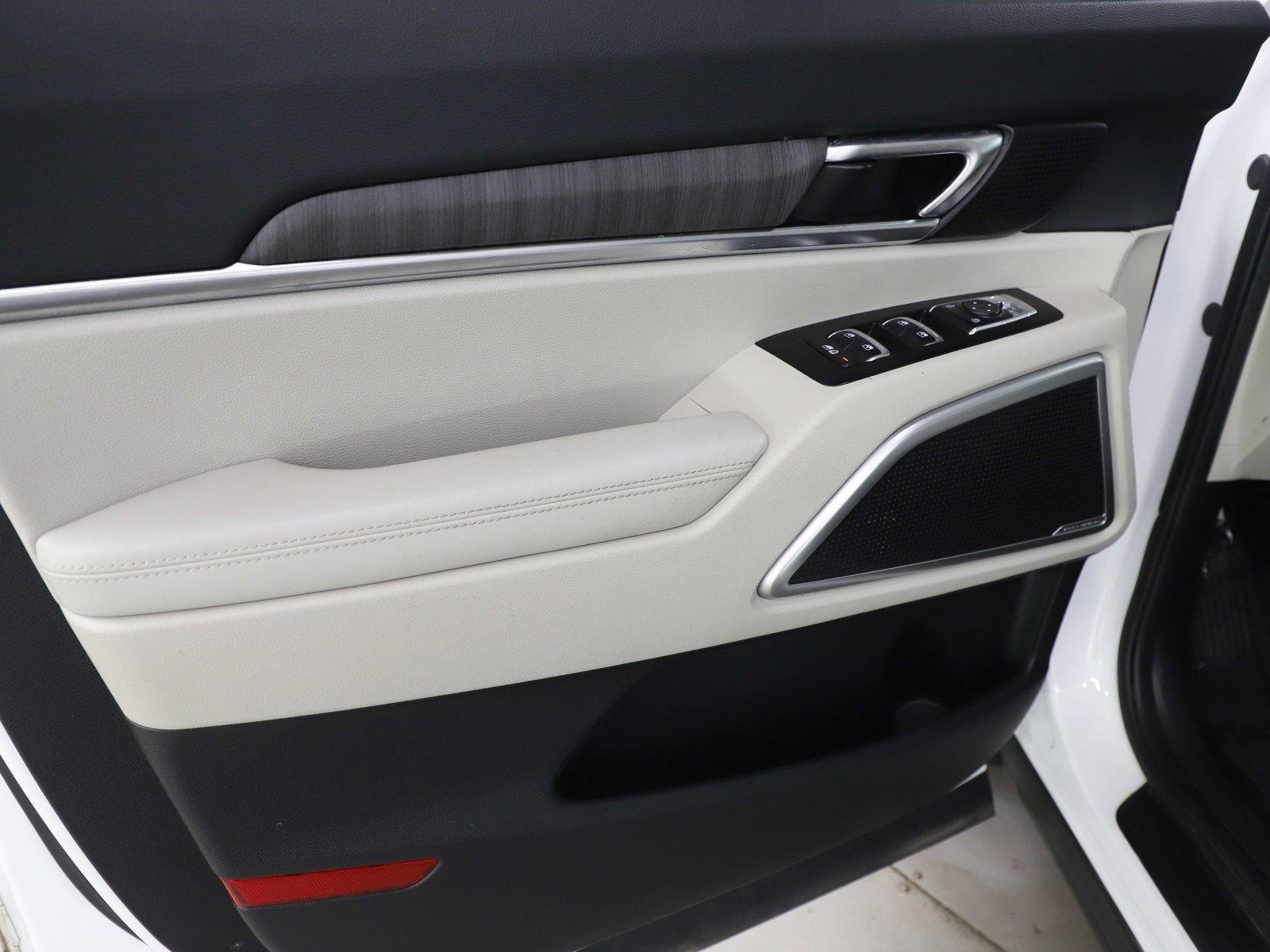 Used 2023 Kia Telluride EX w/ EX Captain's Chair Package image 26