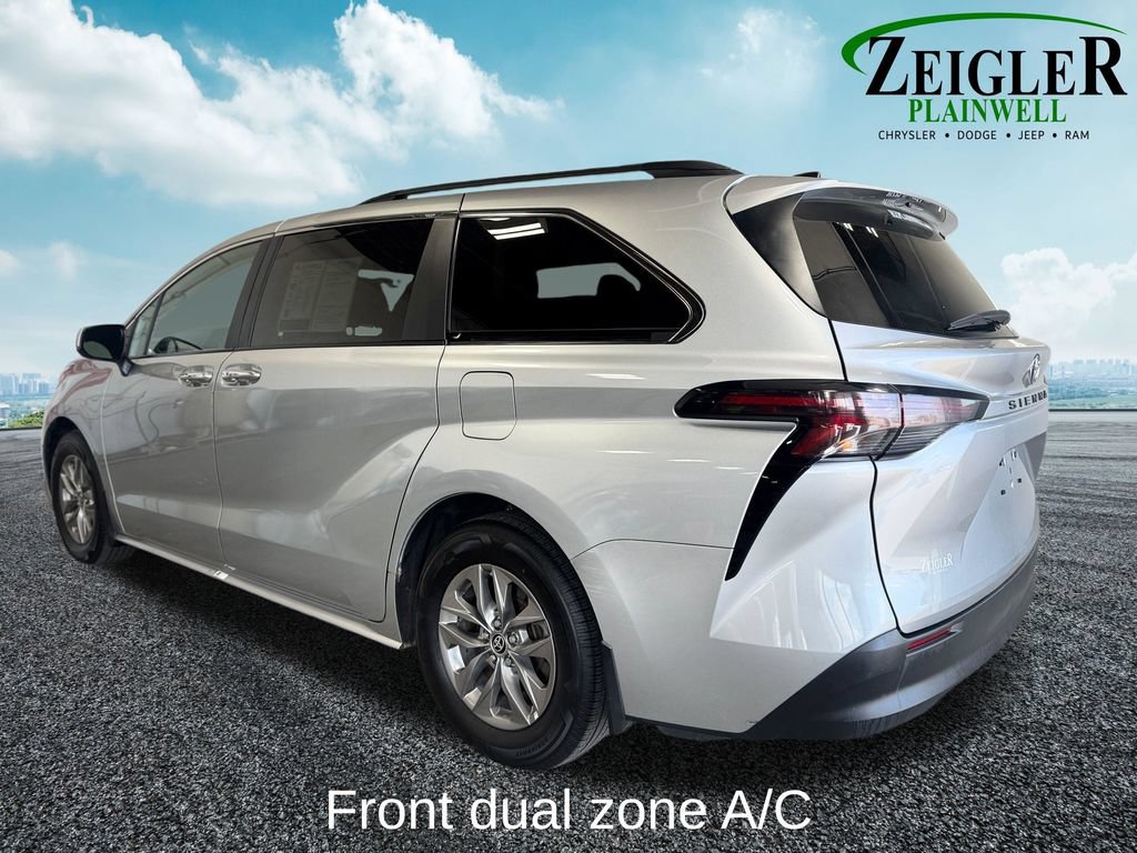 Used 2024 Toyota Sienna XLE FWD image 3