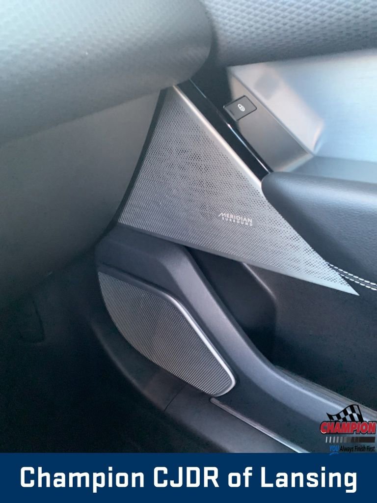 Used 2018 Land Rover Range Rover Velar R-Dynamic SE image 22