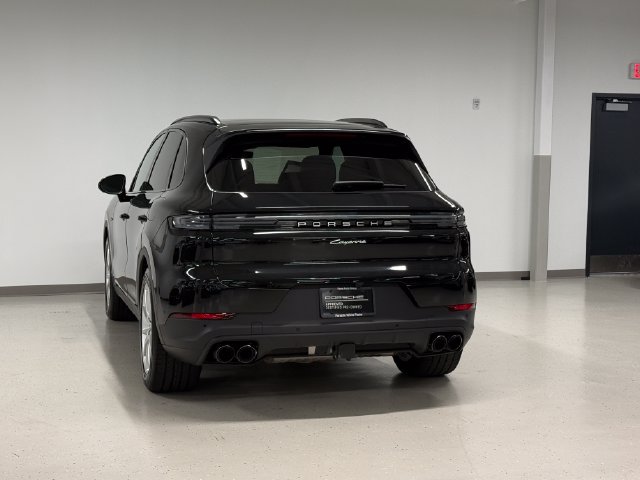 Certified 2025 Porsche Cayenne E-Hybrid w/ Premium Package Plus AWD/4WD image 3