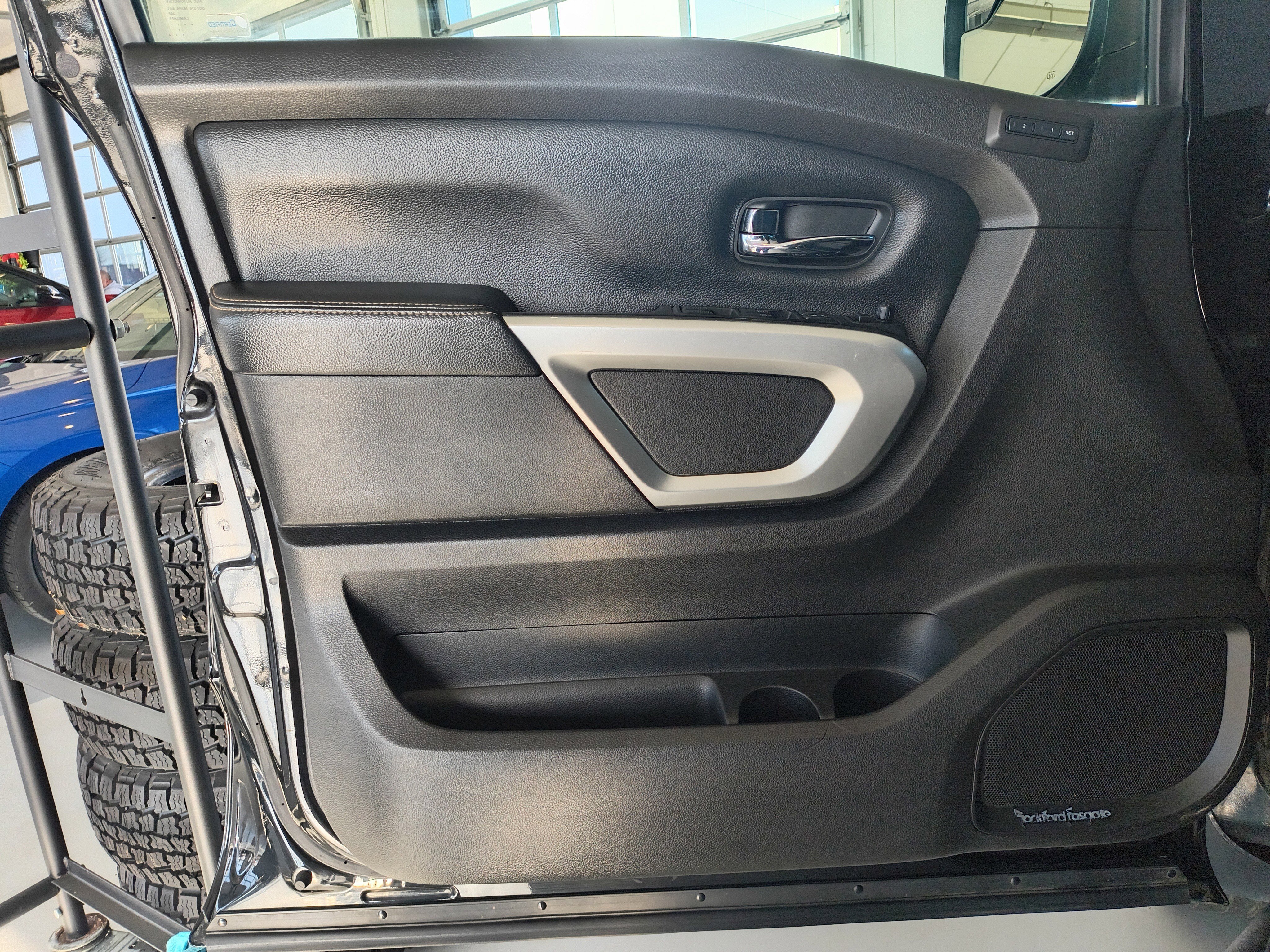 Used 2017 Nissan Titan SL image 8