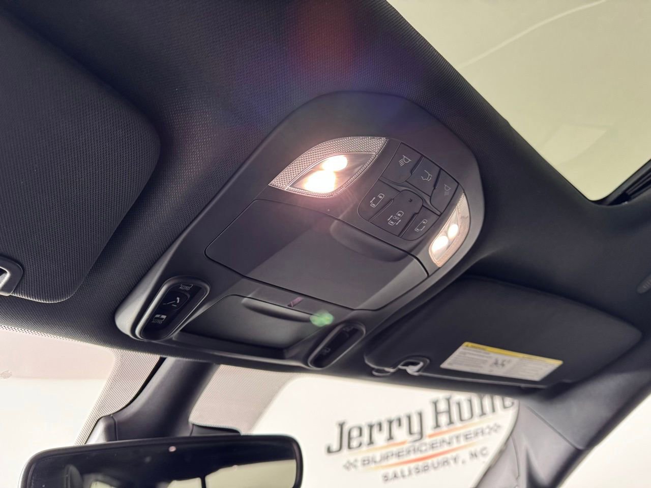 Used 2025 Chrysler Pacifica Limited image 25