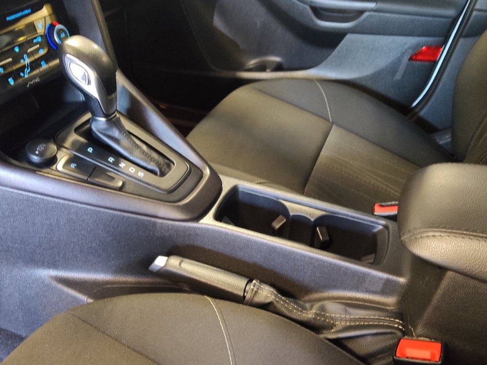 Used 2018 Ford Focus SE w/ SE Appearance Package FWD image 26