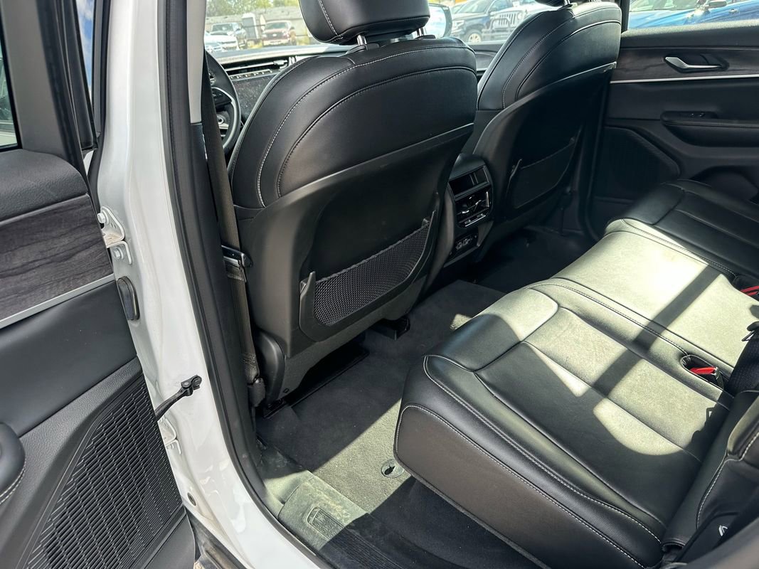 Used 2023 Jeep Grand Cherokee Limited w/ Black Appearance Package image 31