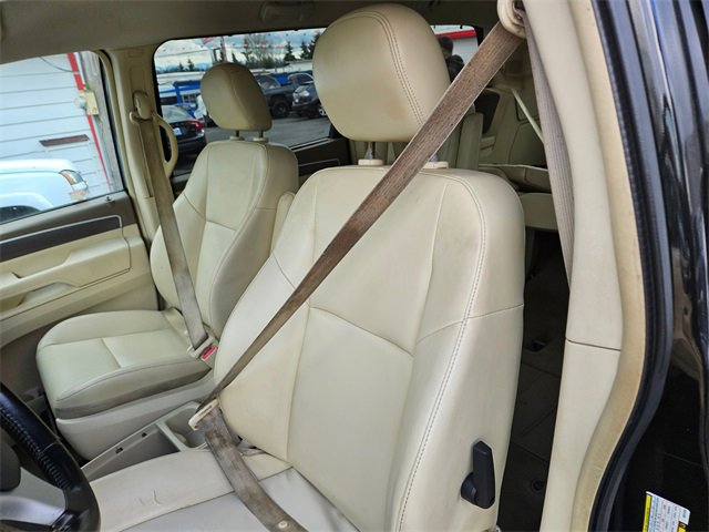 Used 2010 Volkswagen Routan SE image 11