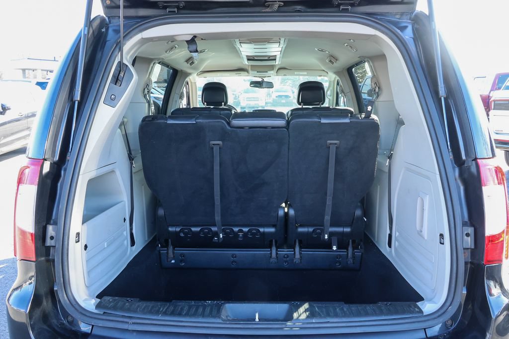 Used 2014 Chrysler Town & Country Touring FWD image 11