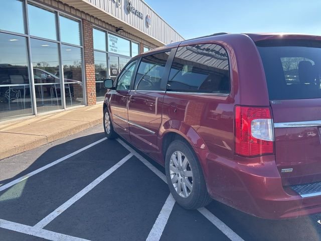 Used 2014 Chrysler Town & Country Touring FWD image 9