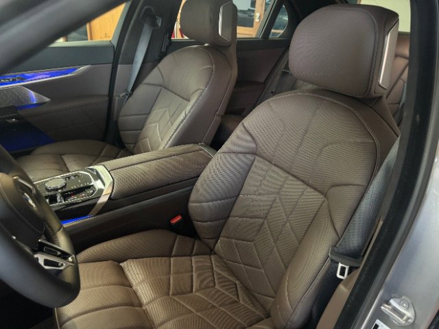 Used 2024 BMW 760i xDrive w/ Executive Package image 25