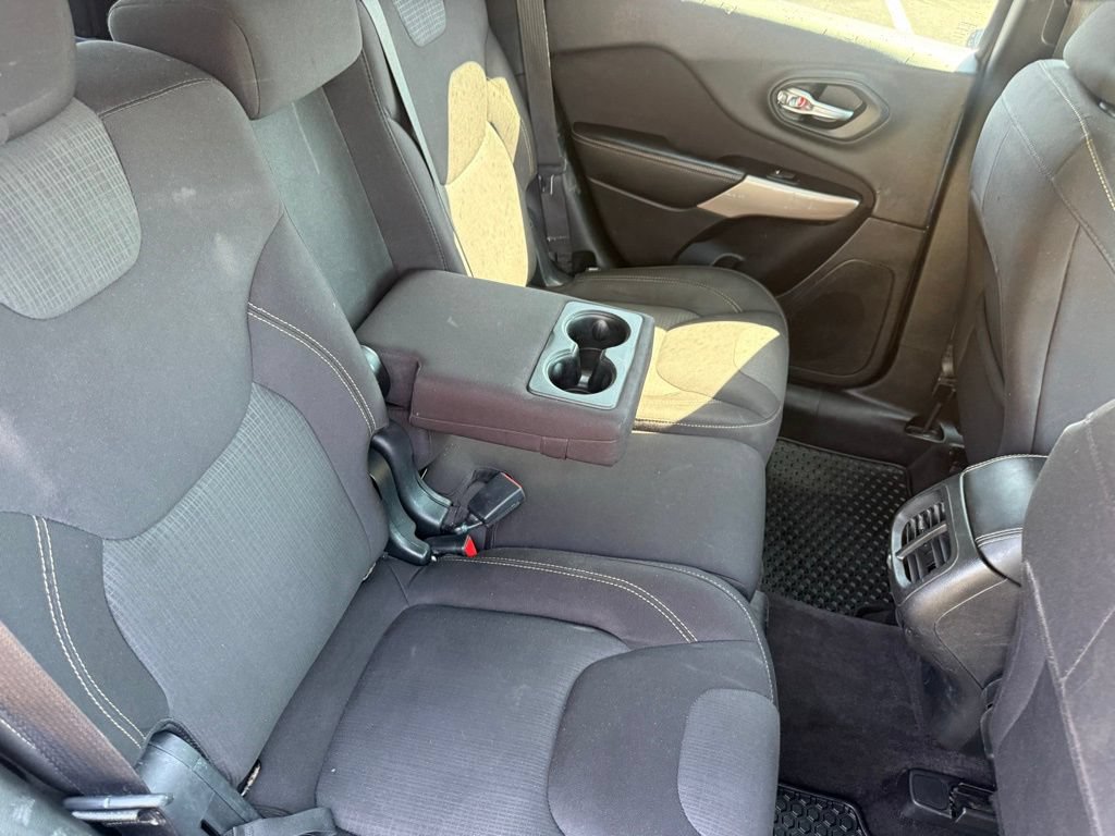 Used 2017 Jeep Cherokee Latitude w/ Cold Weather Group AWD/4WD image 52