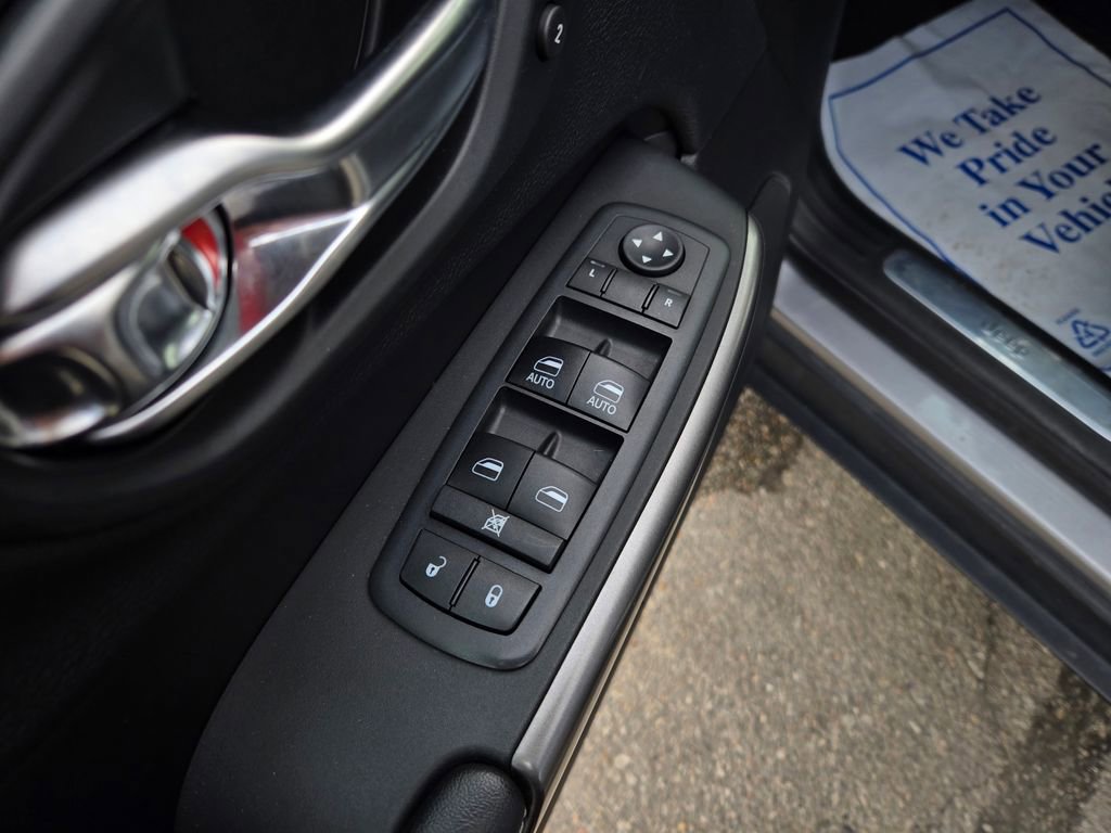 Used 2019 Jeep Cherokee Limited w/ Technology Group image 14
