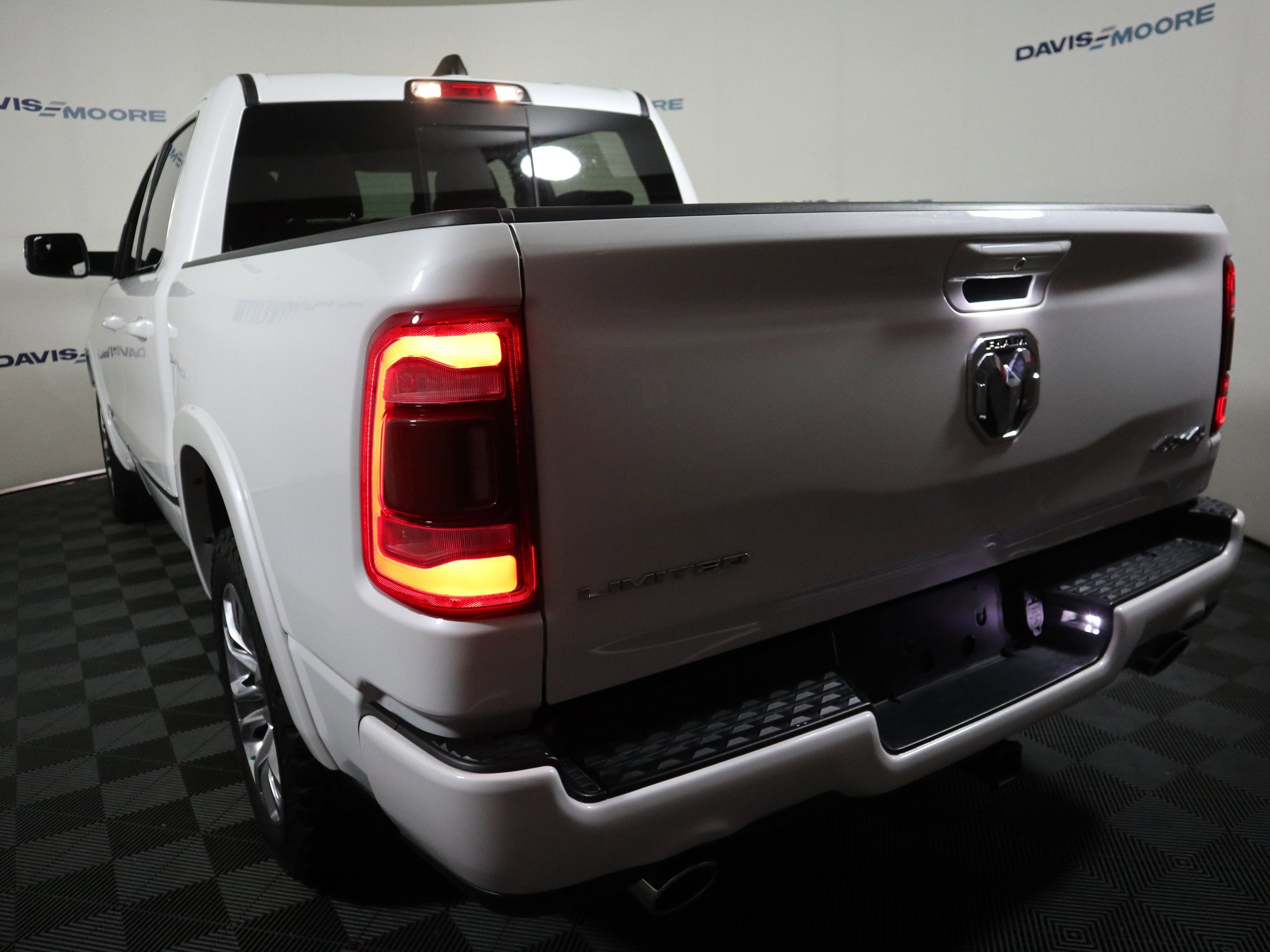 Used 2024 RAM 1500 Limited w/ Body Color Bumper Group image 9