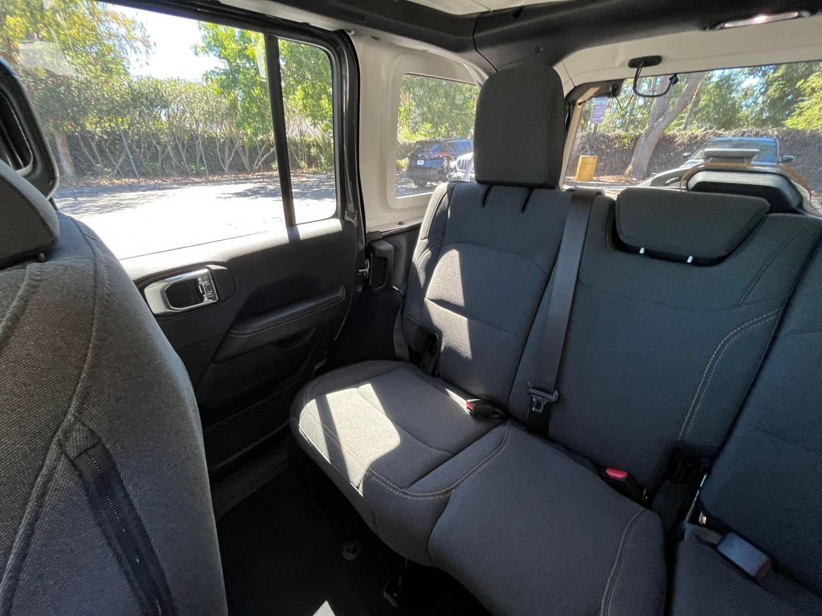 Used 2025 Jeep Wrangler Unlimited Sahara AWD/4WD image 39