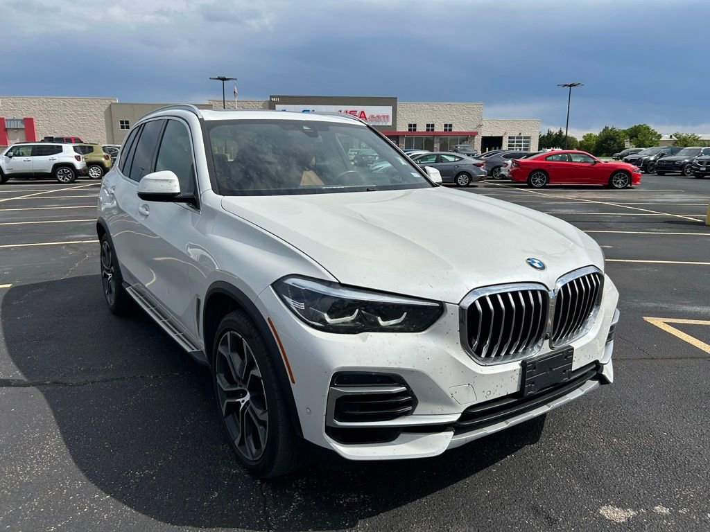Used 2022 BMW X5 xDrive40i w/ Premium Package AWD/4WD image 3