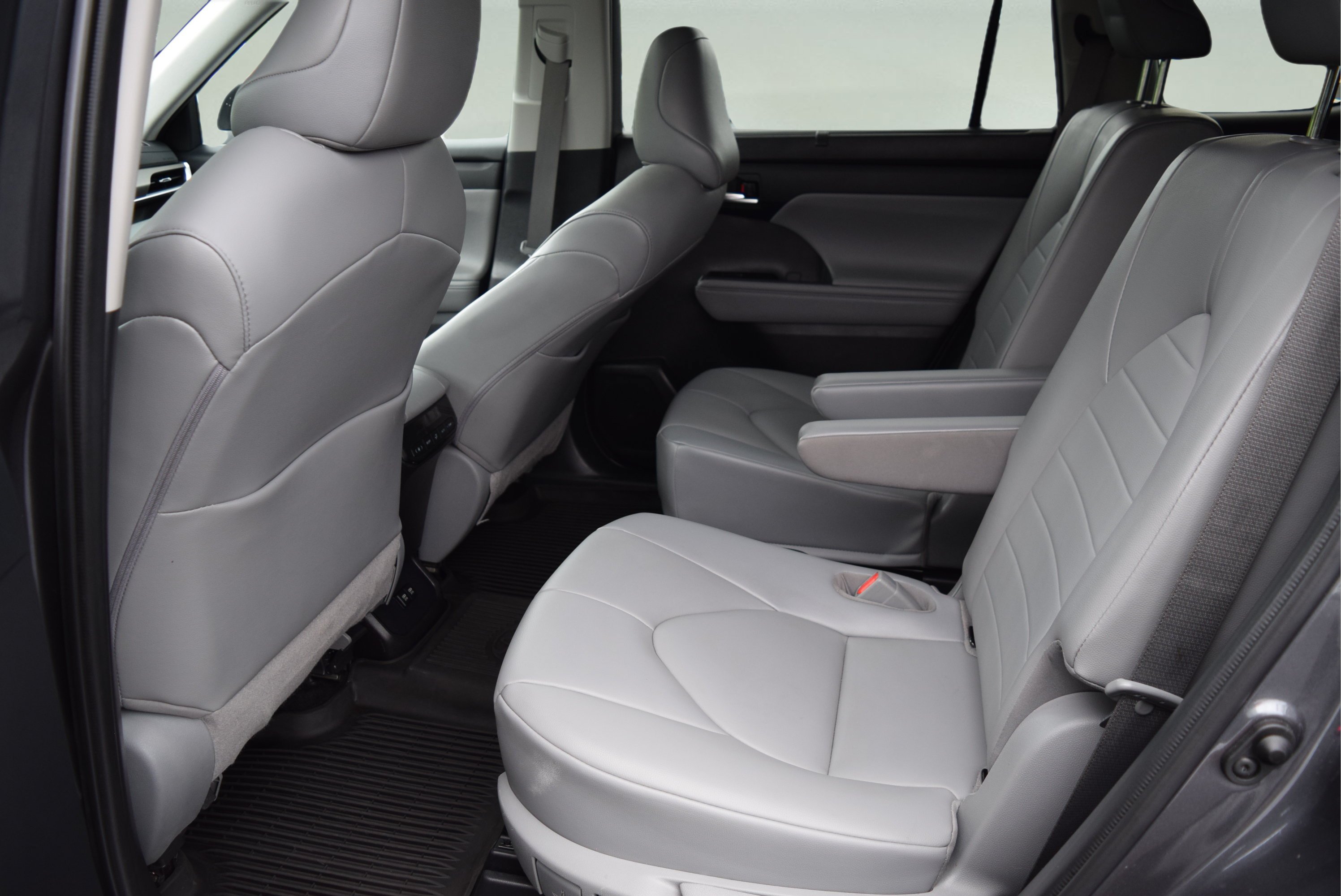 Used 2021 Toyota Highlander XLE AWD/4WD image 9