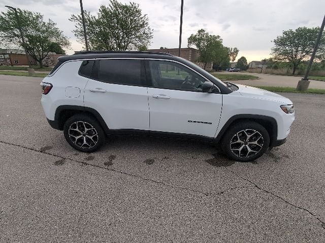 Used 2025 Jeep Compass Limited AWD/4WD image 2