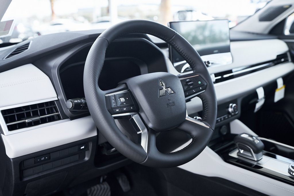 New 2025 Mitsubishi Outlander SE image 23