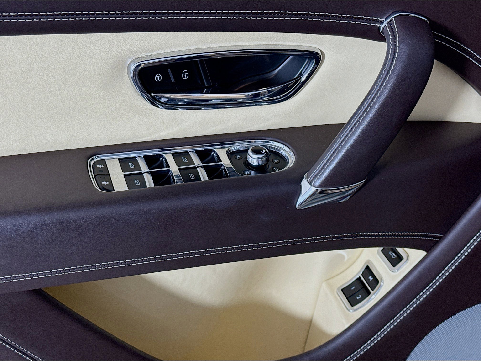 Used 2019 Bentley Bentayga image 24