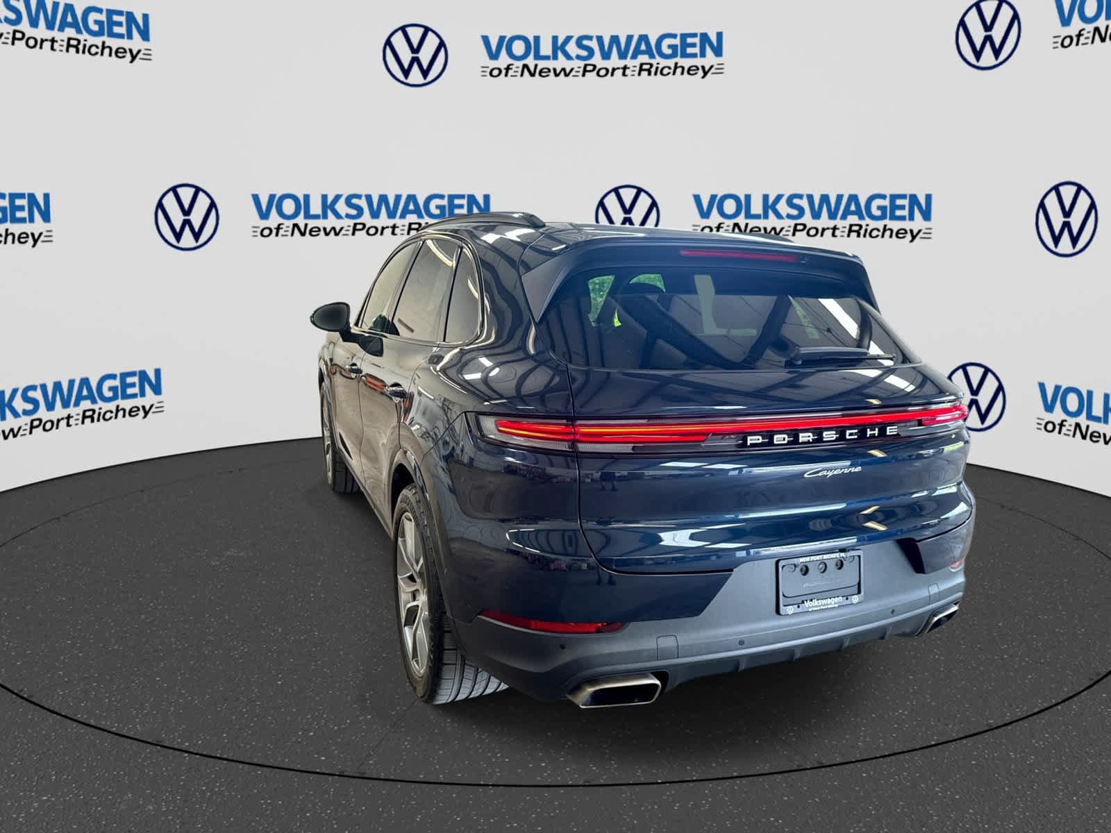 Used 2024 Porsche Cayenne AWD/4WD image 12