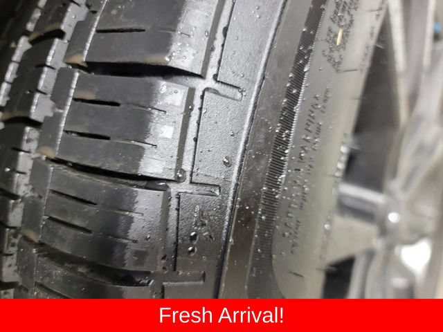 Used 2017 Ford Explorer XLT w/ Equipment Group 202A AWD/4WD image 11