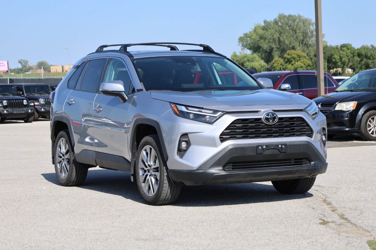 Used 2022 Toyota RAV4 XLE Premium AWD/4WD image 4