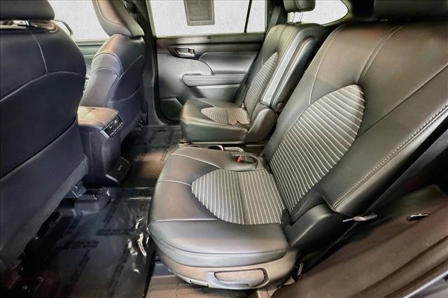 Used 2025 Toyota Highlander XSE AWD/4WD image 23