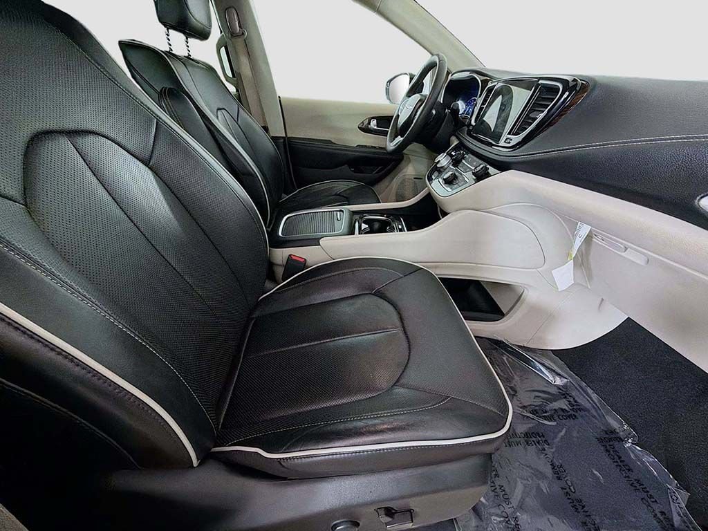 Used 2023 Chrysler Pacifica Limited w/ Uconnect Theater Family Group FWD image 28