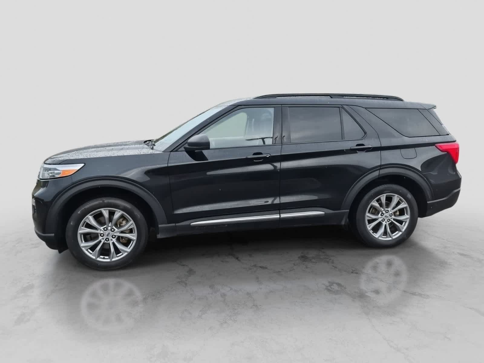 Used 2023 Ford Explorer XLT w/ Equipment Group 202A AWD/4WD image 5